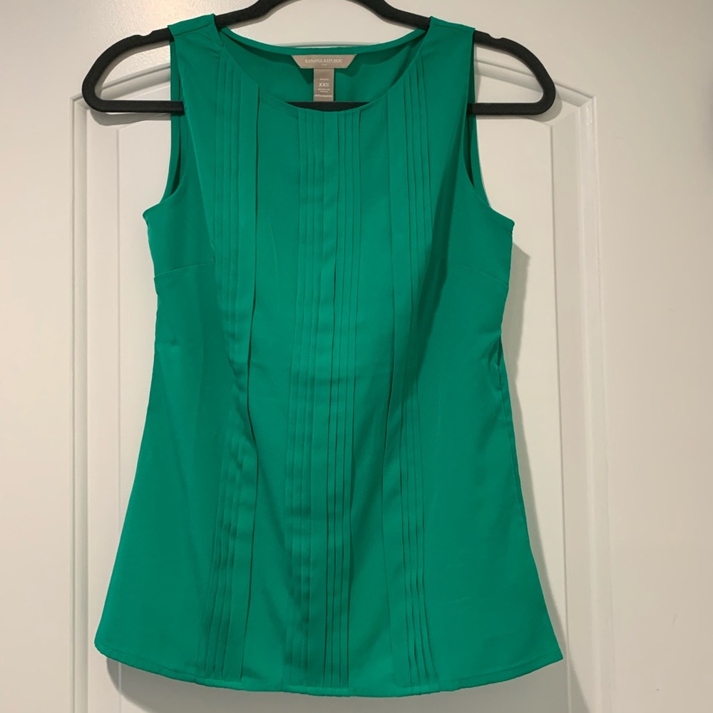 Beautiful Banana Republic Top in Green